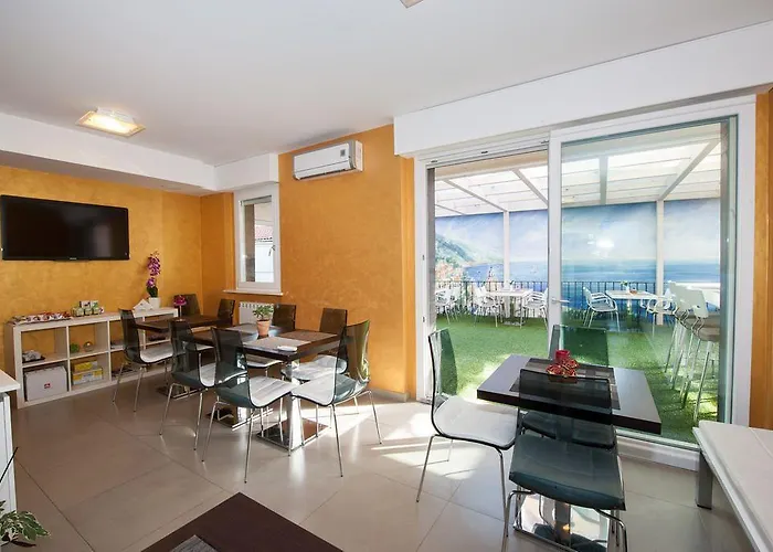 Jolie Bed & Breakfast 4*